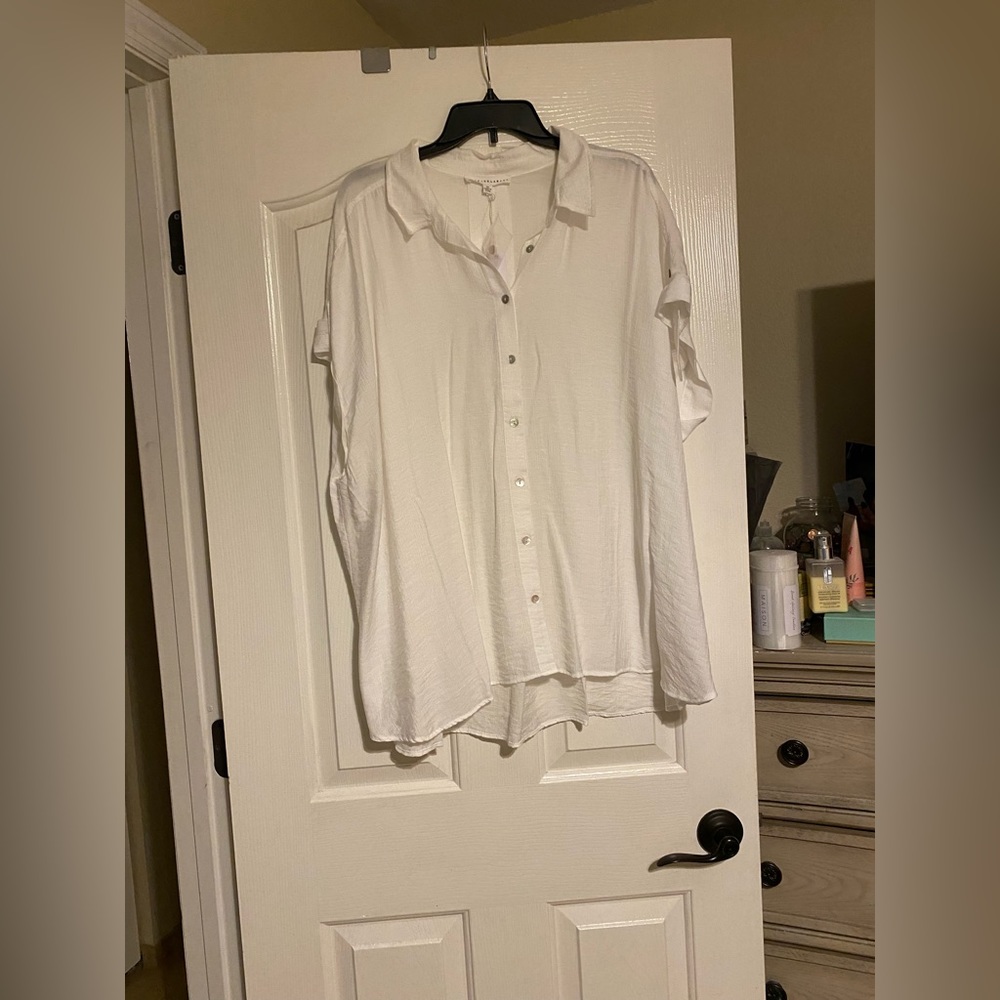 2X Jane and Delaney short sleeve white top.